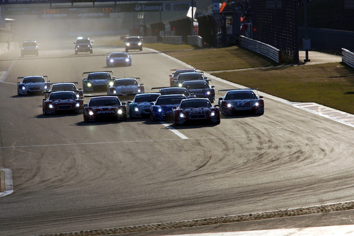 GT500クラスレース1: 22周の決勝レースがスタートした