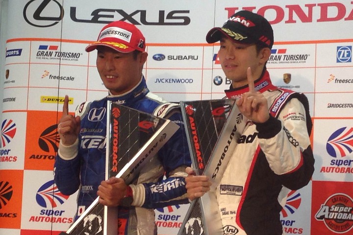 スーパーGTレース1フォトセッション: GT500ウイナーの塚越広大とGT300ウィナーの佐々木大樹