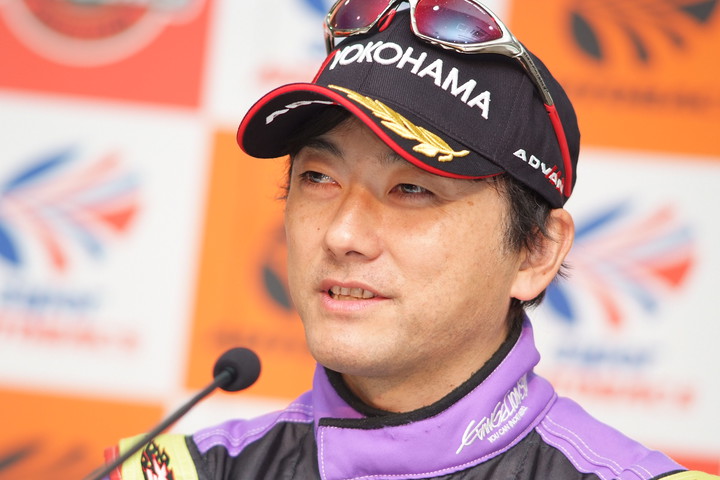 スーパーGT決勝レース2記者会見: GT300クラスで優勝した加藤寛規（エヴァRT初号機アップルMP4-12C）