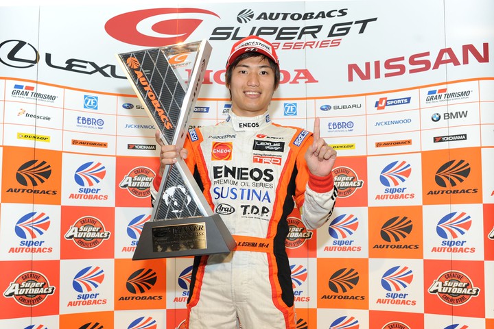 スーパーGT決勝レース2フォトセッション: GT500クラスで優勝した大嶋和也（ENEOS SUSTINA SC430）