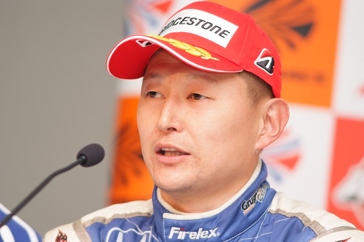 スーパーGT決勝総合記者会見: GT500クラス総合優勝の金石年弘（KEIHIN HSV-010）