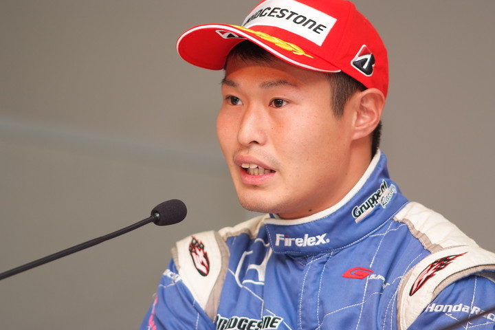 スーパーGT決勝総合記者会見: GT500クラス総合優勝の塚越広大（KEIHIN HSV-010）