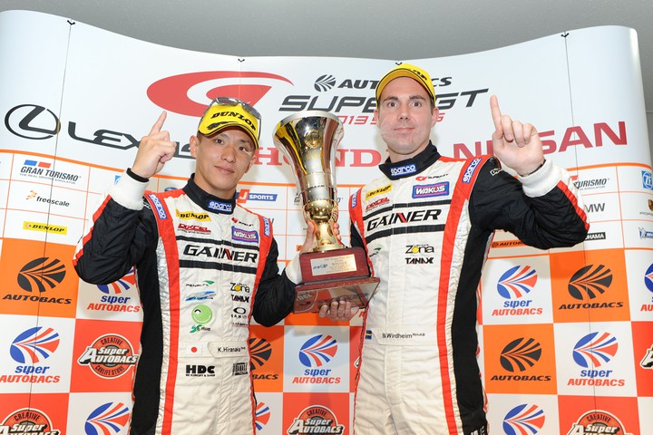 スーパーGT決勝総合フォトセッション: GT300クラス総合優勝チームのドライバーたち