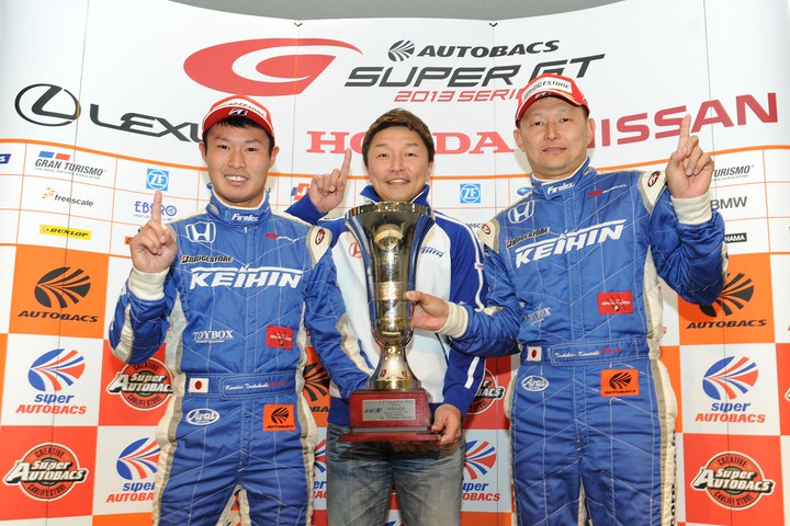 スーパーGT決勝総合フォトセッション: GT500クラス総合優勝チームのドライバーと監督