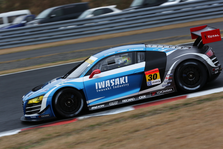 IWASAKI apr R8（岩崎祐貴／ファイルーズ・ファウジー組）