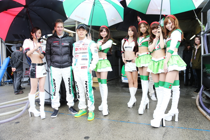 安田裕信／ミハエル・クルム／レースクイーン（D'station ADVAN GT-R）