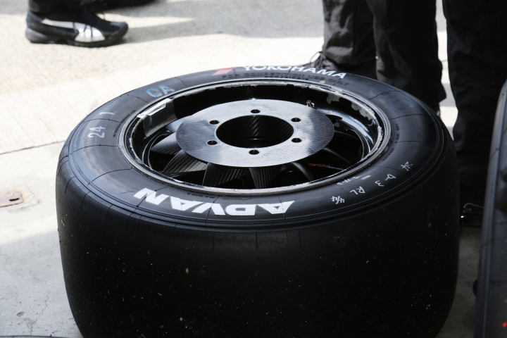 D'station ADVAN GT-RのADVAN左リアタイヤ