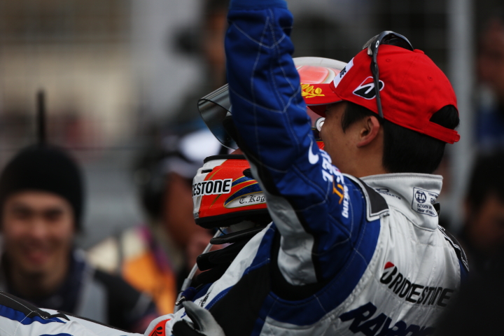 GT500クラスで優勝した小暮卓史／伊沢拓也組（RAYBRIG HSV-010）