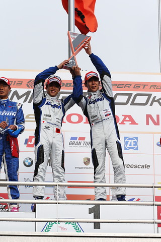 GT500クラスで優勝した小暮卓史／伊沢拓也組（RAYBRIG HSV-010）