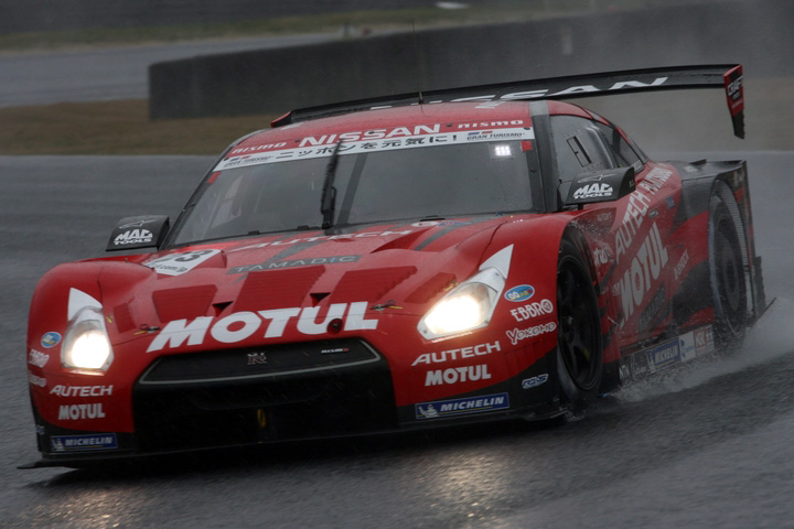 ノックアウト予選: GT500クラスポールポジションは、MOTUL AUTECH GT-R（柳田真孝／ロニー・クインタレッリ組）