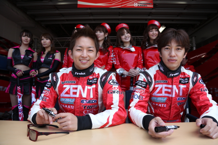 平手晃平と立川祐路（LEXUS TEAM ZENT CERUMO）