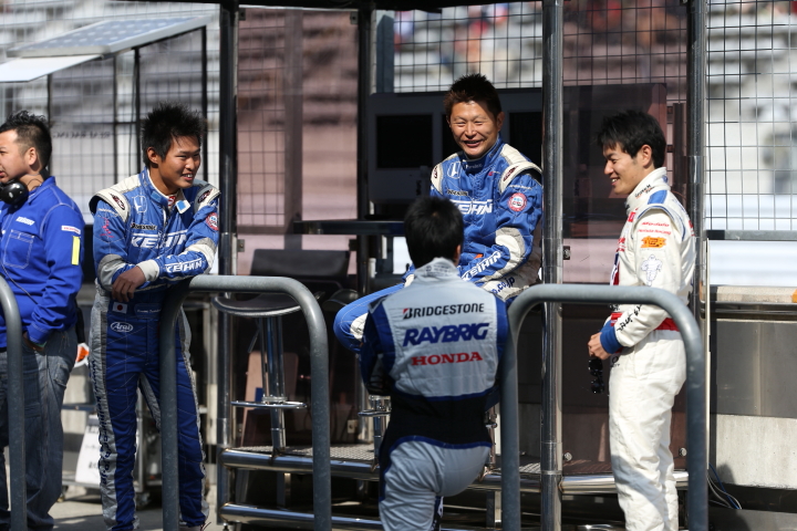 作戦会議？ ホンダHSVのドライバーたち