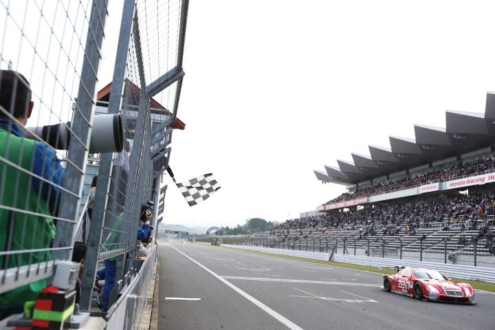 ゴールするZENT CERUMO SC430（立川祐路／平手晃平組）