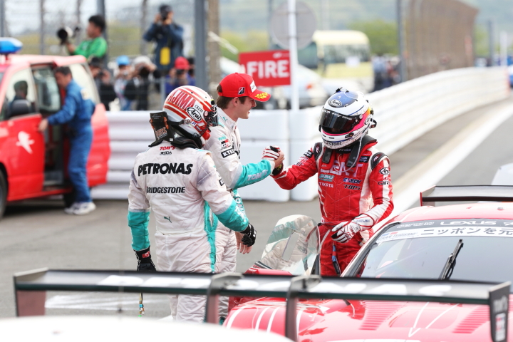 GT500クラスで優勝した中嶋一貴／ジェームス・ロシター組と平手晃平