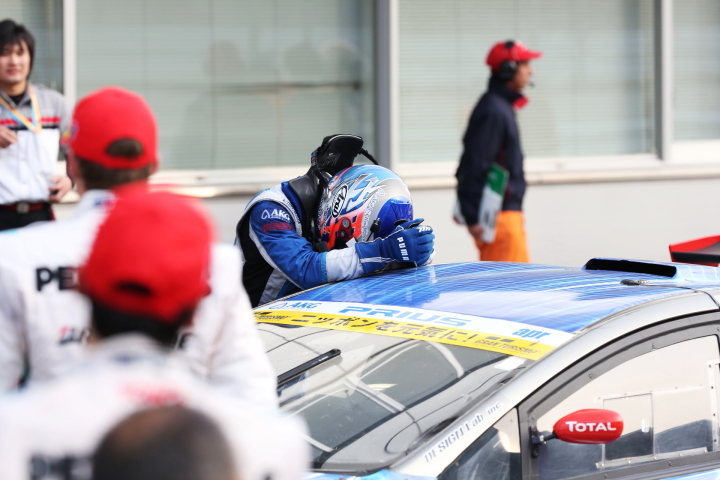 GT300クラス優勝の新田守男（Panasonic apr PRIUS GT）