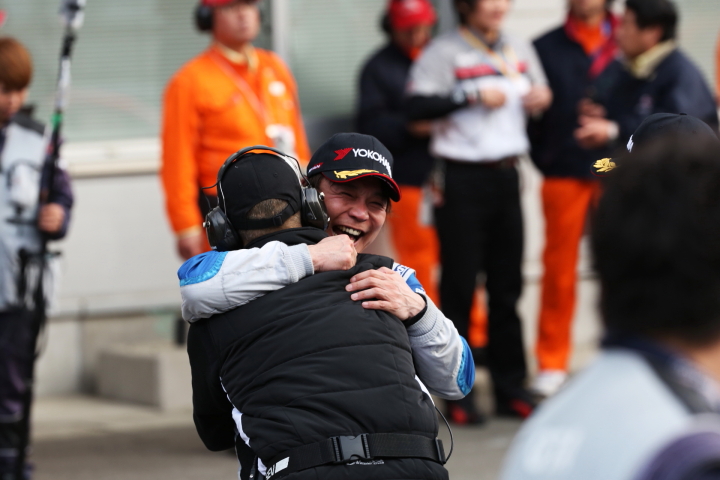 GT300クラス優勝の新田守男（Panasonic apr PRIUS GT）