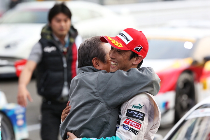 GT500クラスで優勝した中嶋一貴と関谷正徳監督（LEXUS TEAM PETRONAS TOM’S）
