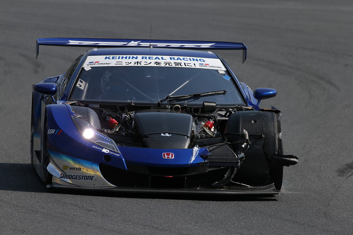 レース序盤の接触でフロント部分を破損し早々に戦線を離脱したKEIHIN HSV-010（塚越広大／金石年弘組）