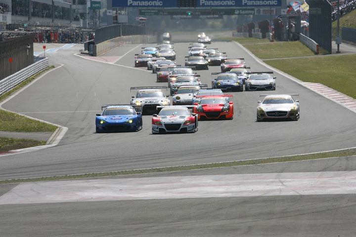GT300クラスのスタートシーン