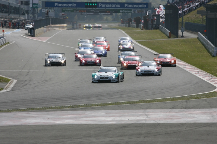 GT500クラスのスタートシーン