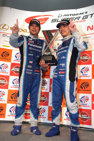 決勝記者会見フォトセッション: GT300クラスのウィナーたち