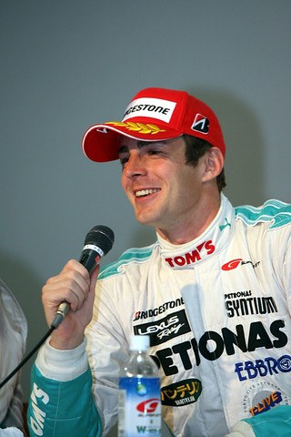 決勝記者会見: GT500クラス優勝のジェームス・ロシター（PETRONAS TOM'S SC430））