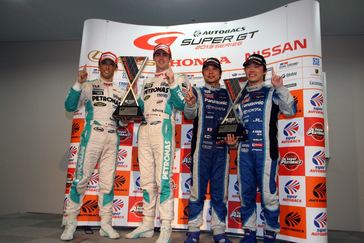 決勝記者会見フォトセッション: 両クラスのウィナーたち