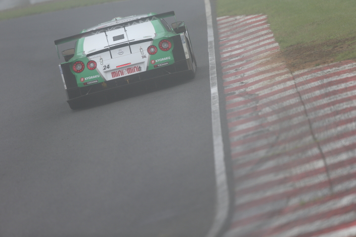 公式練習: D'station ADVAN GT-R（安田裕信／ミハエル・クルム組）