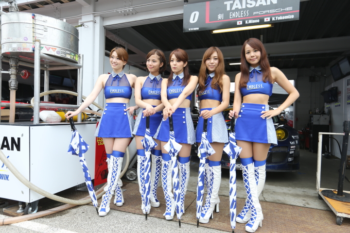 予選日ピットウォーク: レースクイーン