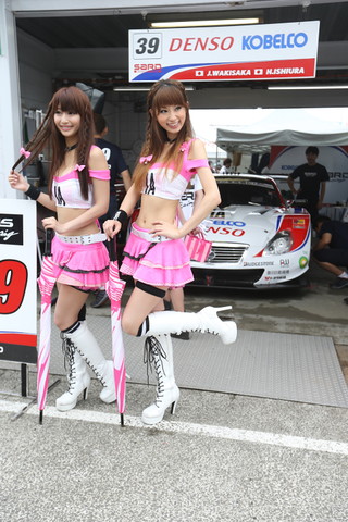 予選日ピットウォーク: レースクイーン