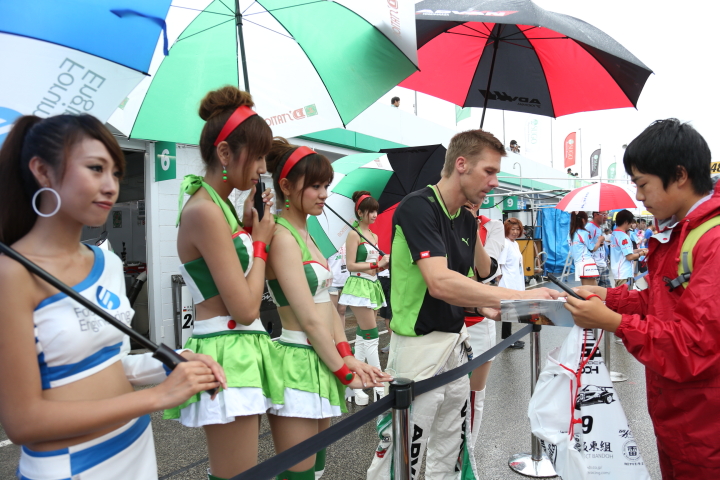 キッズウォーク: ミハエル・クルムとレースクイーン（D'station ADVAN GT-R）