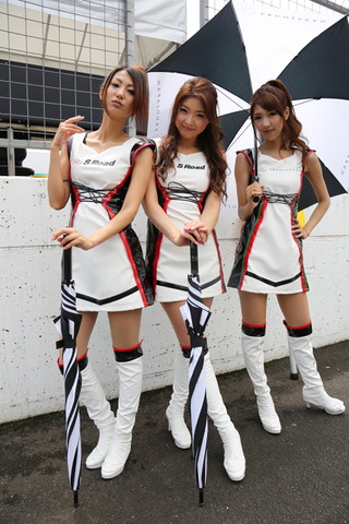 決勝日ピットウォーク: レースクイーン