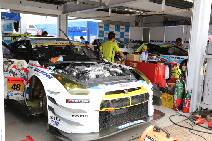 決勝日ピットウォーク: DIJON Racing IS GT-R（高森博士／千代勝正組）