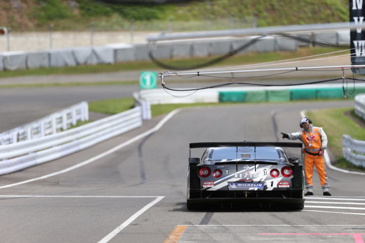 スターティンググリッドに向けてコースインするREITO MOLA GT-R （本山哲／関口雄飛組）