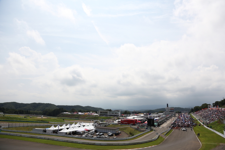 1コーナーからスターティンググリッドを望む