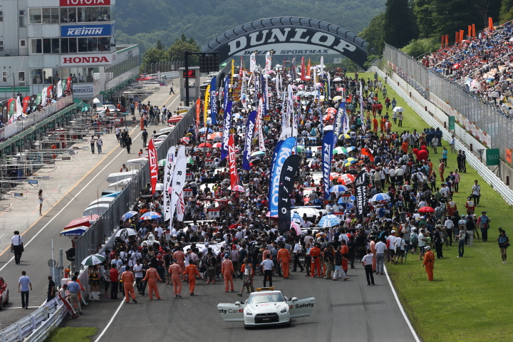 スターティンググリッドは大盛況