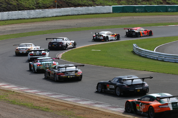 スタート直後の1コーナーから2コーナーにかけてGT300クラスの攻防