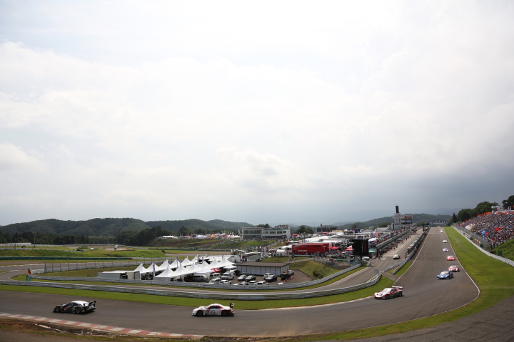 GT500クラスの先頭集団は1周目を終了して2周目に入る