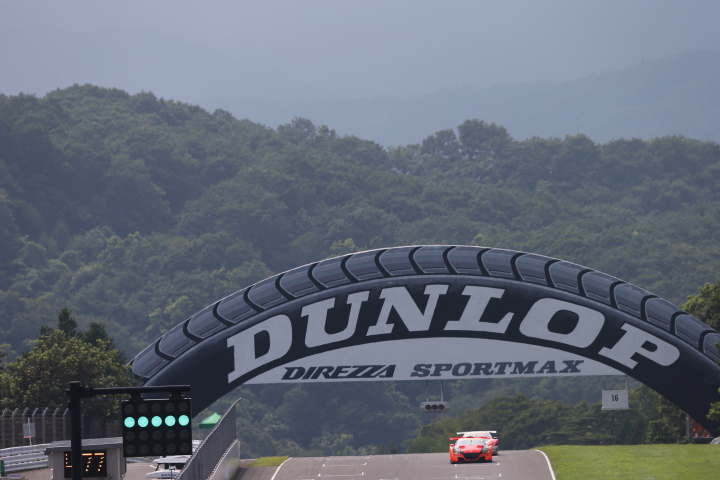 GT300クラス、武藤英紀（MUGEN CR-Z GT）と高木真一（ARTA CR-Z GT）の2位争い