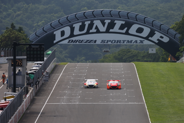 GT300クラス、武藤英紀（MUGEN CR-Z GT）と高木真一（ARTA CR-Z GT）の2位争い