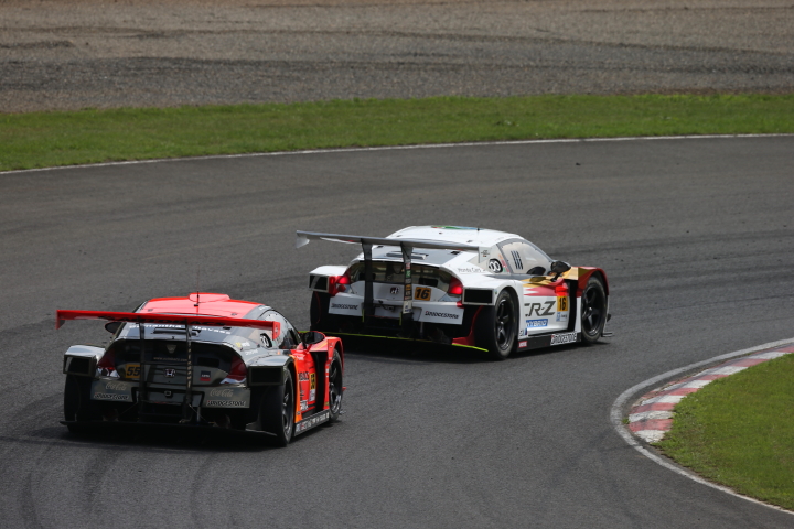 GT300クラス、武藤英紀（MUGEN CR-Z GT）と高木真一（ARTA CR-Z GT）の2位争い