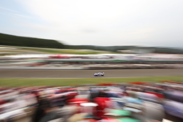 メーンスタンドからストレートを望む