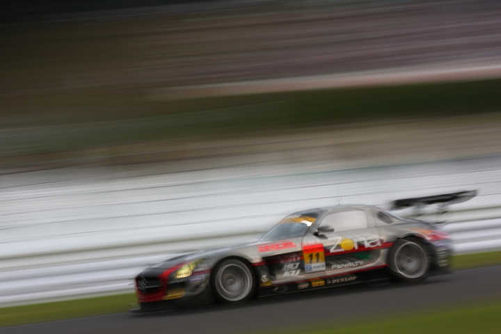 決勝: GAINER DIXCEL SLS（平中克幸／ビヨン・ビルドハイム組）