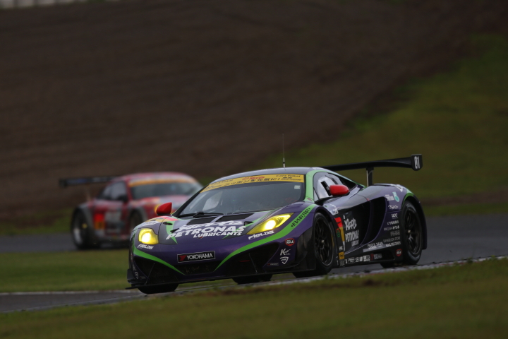 決勝: エヴァRT初号機アップルMP4-12C（高橋一穂／加藤寛規組）