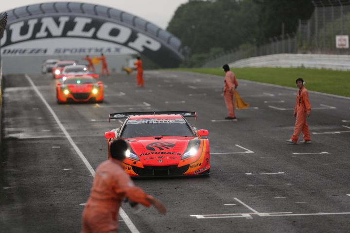 決勝: ゴール後ストレートに戻ってきたARTA HSV-010とARTA CR-Z GT