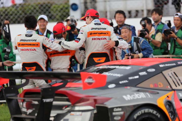 優勝して健闘をたたえ合うGT500とGT300のARTAドライバー