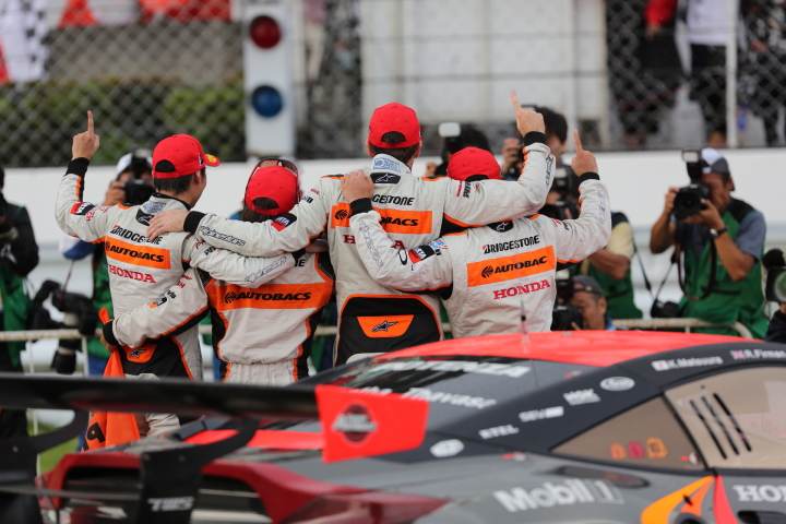 優勝して肩を組むGT500とGT300のARTAドライバー