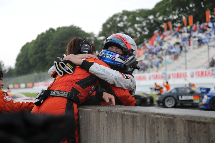 GT300クラスで優勝してチームクルーと抱き合う小林崇志（ARTA CR-Z GT）
