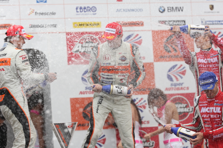 GT500クラス、表彰式でのシャンパンファイト