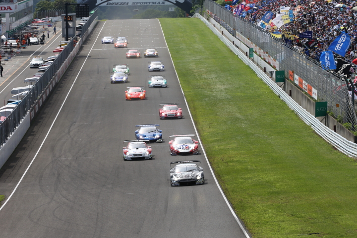 GT500クラスのスタートシーン